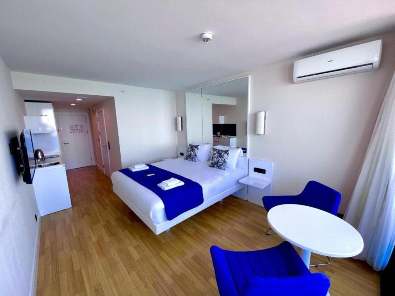 Апартаменты Holiday In Orbi Батуми Экстерьер фото